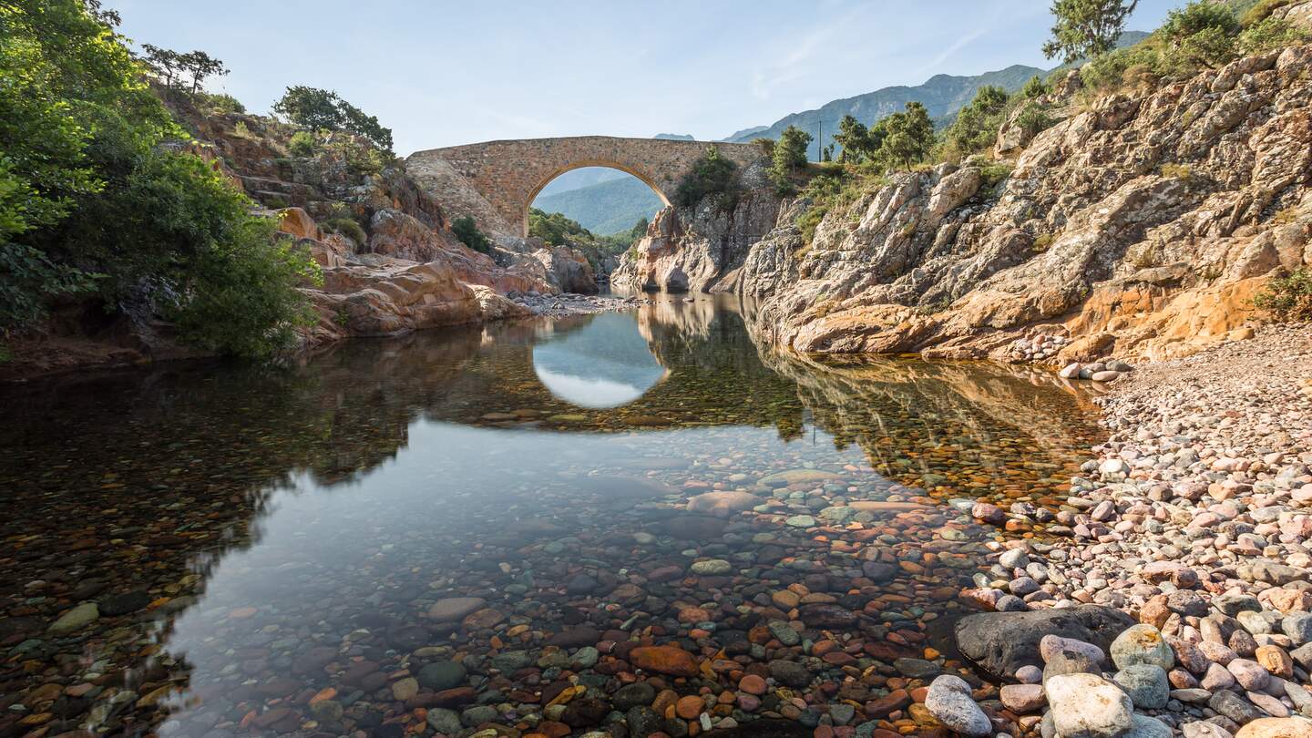 Ponte Vecchiu aus der Brücke über den Fluss in Korsika  | © Gettyimages.com/joningall