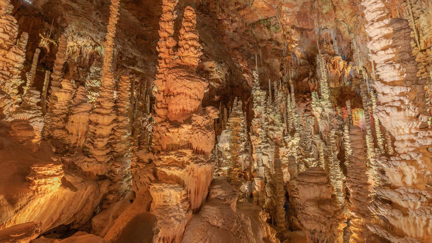 Der Aven Armand Abgrund liegt 100 Meter unter der Erde, wo der größte bekannte Stalagmit der Welt 30 Meter hoch ist. Hures-la-parade, Lozere, Frankreich. | © Gettyimages.com/cristiandecout