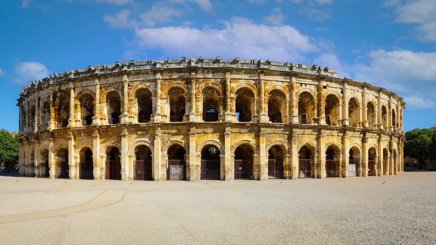 Römisches Amphitheater in Nimes, Provence. Prächtige riesige Arena, die seit zweitausend Jahren perfekt erhalten ist | © Gettyimages.com/eonaya