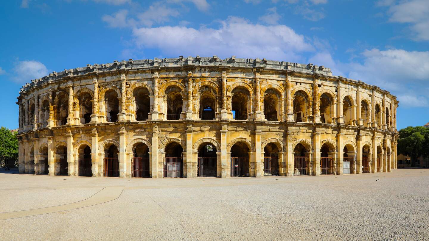 Roemisches Amphitheater in Nimes, Provence. Praechtige riesige Arena, die seit zweitausend Jahren perfekt erhalten ist | © Gettyimages.com/eonaya