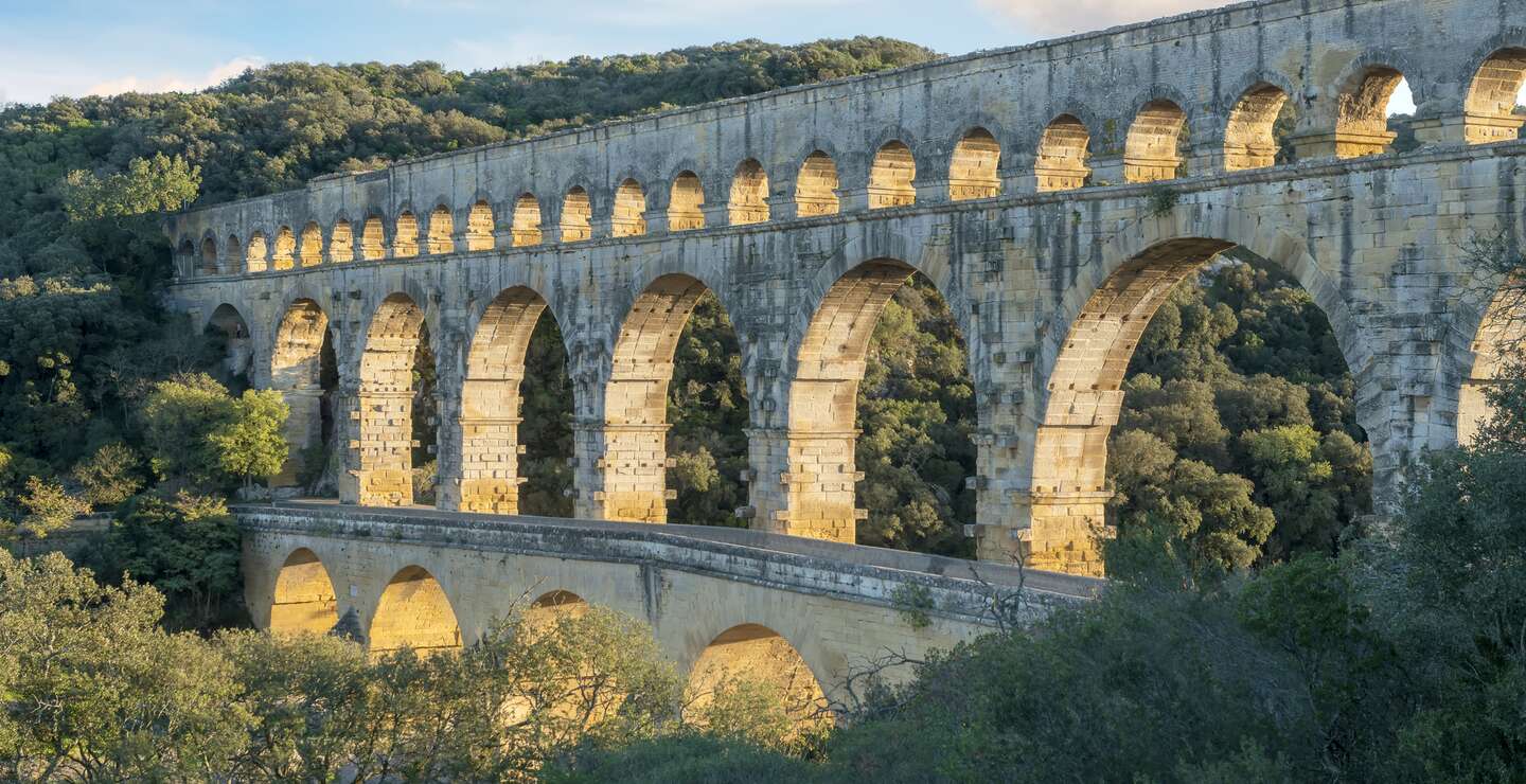 Der "Pont du Gard" ist eine alte roemische Aquaeduktbruecke, die im ersten Jahrhundert n. Chr. erbaut wurde, um Wasser (31 Meilen) zu transportieren. Es wurde 1985 in die UNESCO-Liste des Weltkulturerbes aufgenommen | © Gettyimages.com/thomaslenne