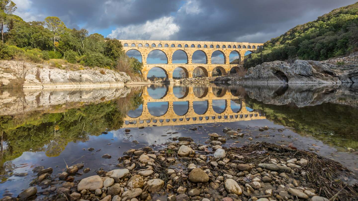 Pont du Gard - das hoechste aller erhaltenen antiken roemischen Aquädukte. Er ueberquert den Fluss Gardon in der Naehe der Stadt Vers-Pont-du-Gard in Suedfrankreich | © Gettyimages.com/bbsferrari