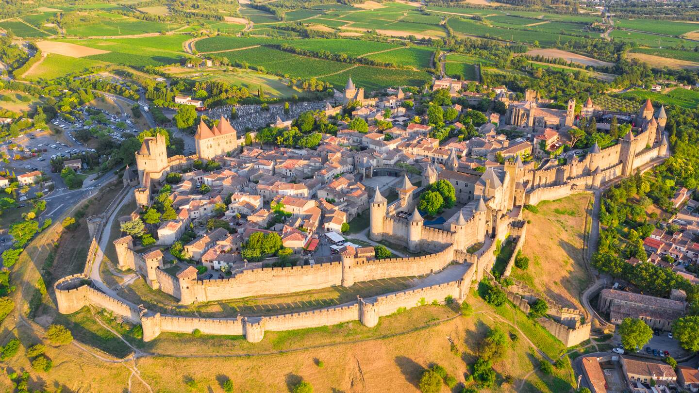 Mittelalterliche Burgstadt Carcassone bei Sonnenuntergang, Frankreich | © Gettyimages.com/gatsi