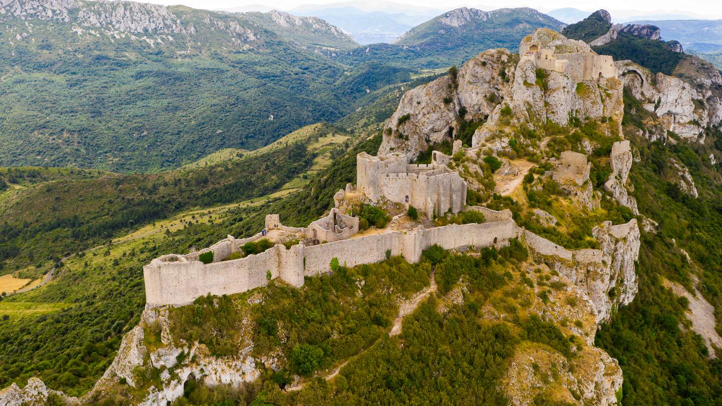 Ruinen der Katharerburg Von Peyrepertuse auf felsigem Kamm in Langue Roussillon | © Gettyimages.com/JackF