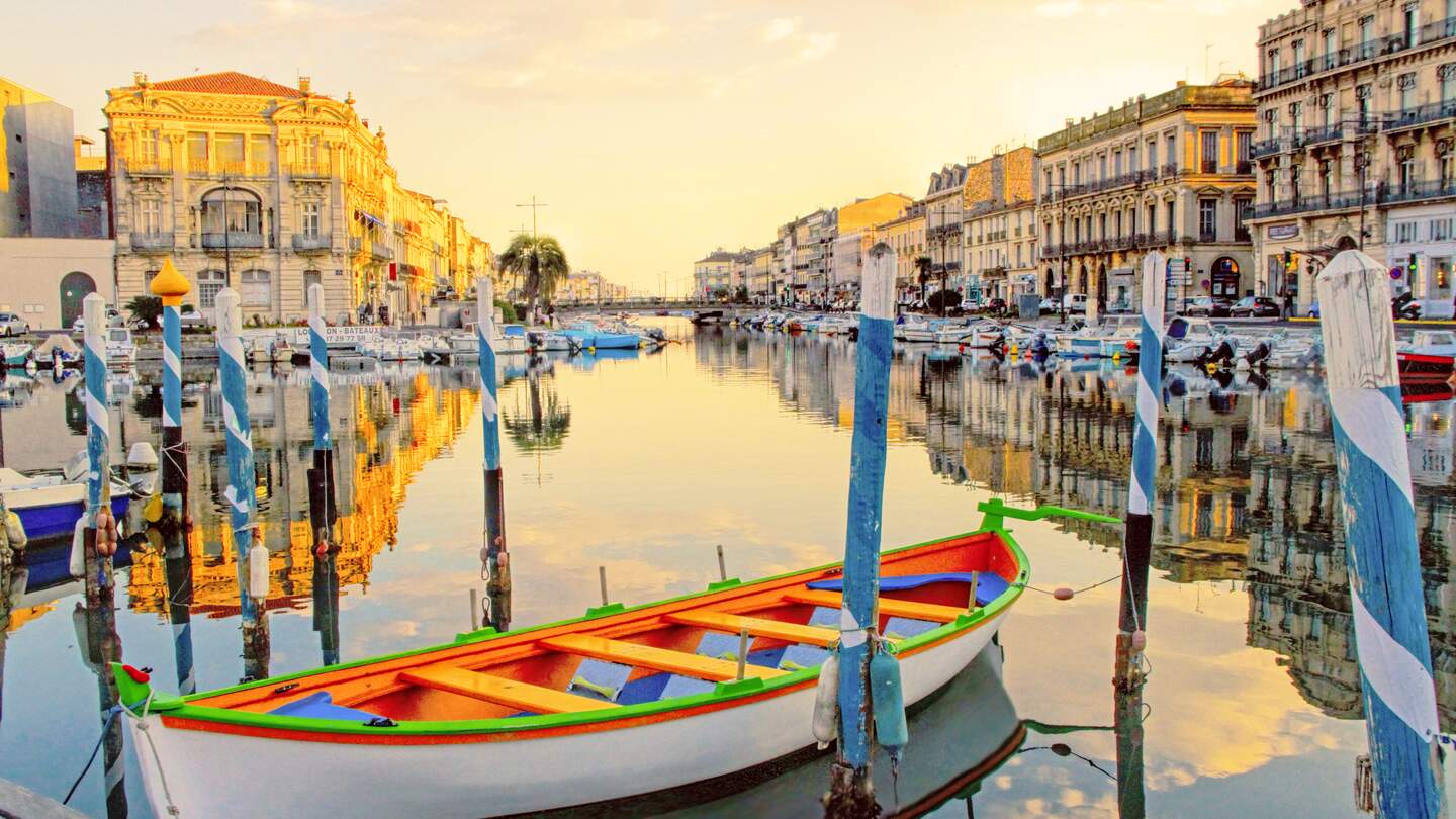 Sete – faszinierende Kleinstadt an der franzoesischen Mittelmeerkueste, bekannt als das Venedig des Languedoc, bei Sonnenuntergang | © Gettyimages.com/Photoprofi30