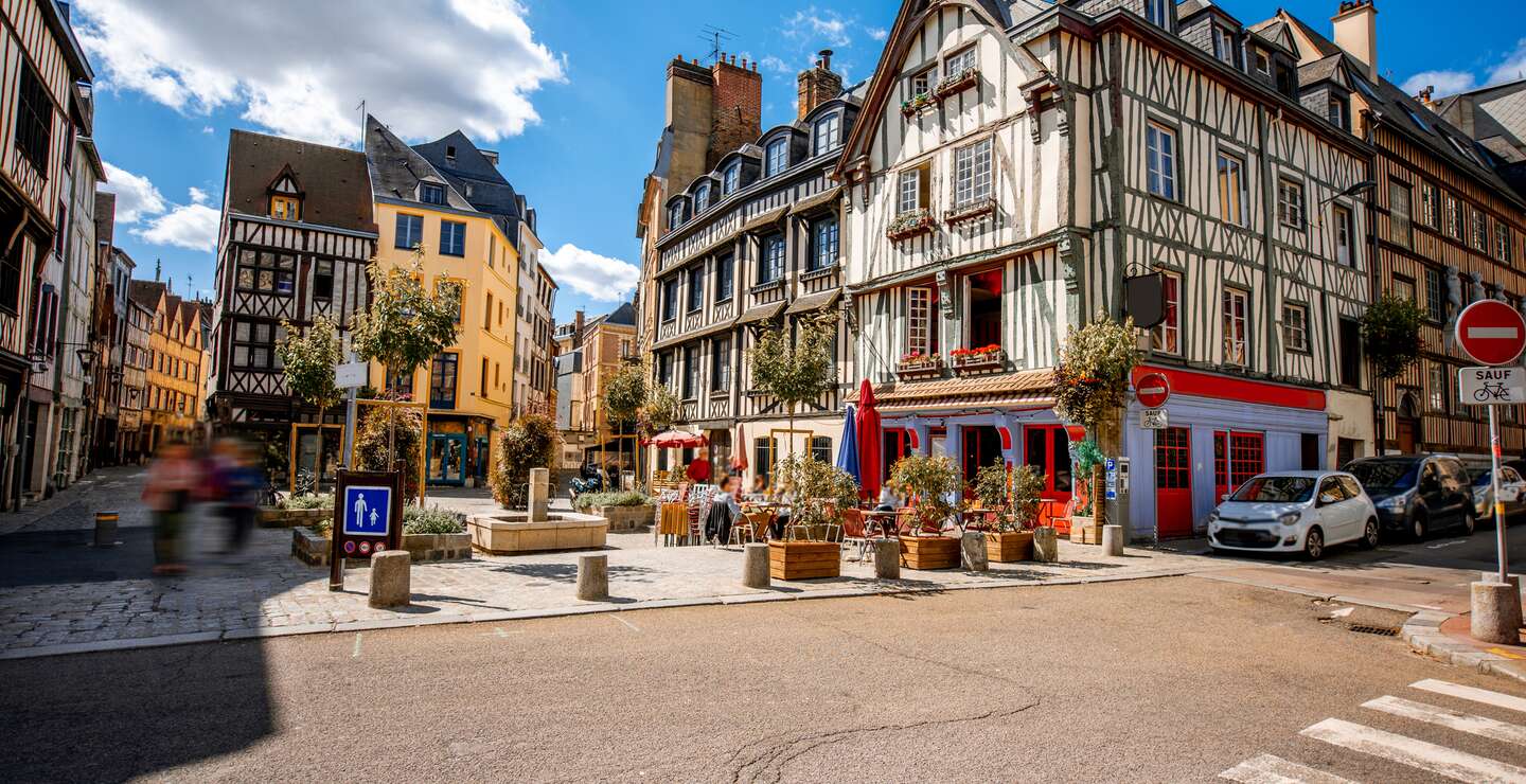Gemütlicher Platz mit schönen Gebäuden und Cafés in Rouen-Stadt, der Hauptstadt der Region Normandie in Frankreich | © Gettyimages.com/rosshelen