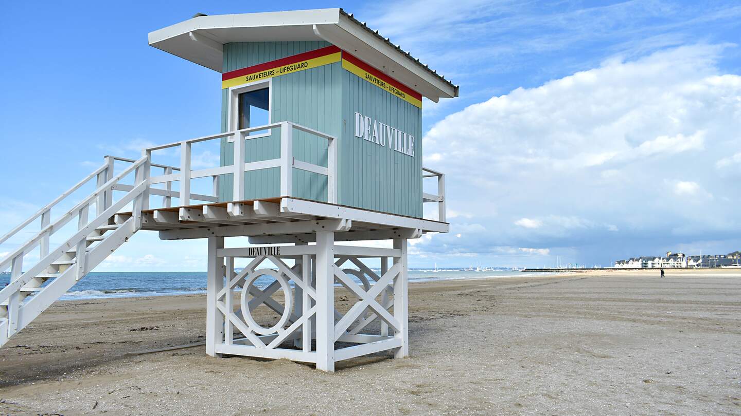 Nahaufnahme von Deauville, Frankreich, Rettungsschwimmer Aussichtspunkt am Strand | © Gettyimages.com/amandajackson