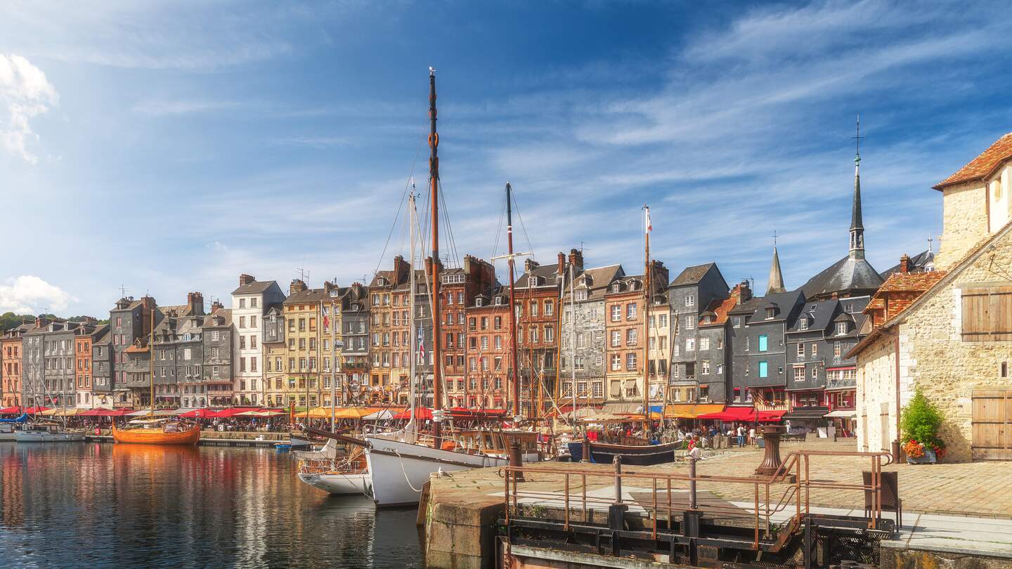 Der Hafen von Honfleur Hafen, Normandie, Frankreich mit bunten Gebäuden, Booten und Yachten. Beliebte französische Stadt | © Gettyimages.com/samael334