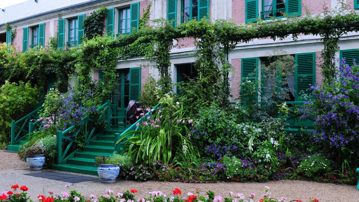 Blick vom Garten auf die Monet-Villa in Giverny in der Normandie Frankreich  | © Gettyimages.com/folgt