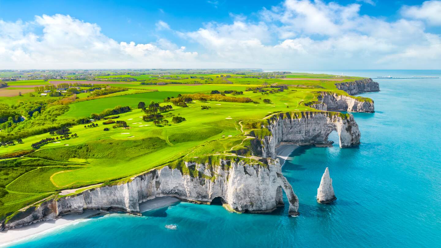 Malerische Panoramalandschaft auf den Klippen von Etretat. Natürliche erstaunliche Klippen. Etretat, Normandie, Frankreich, La Manche oder Ärmelkanal. Frankreich | © Gettyimages.com/alehvaranishcha