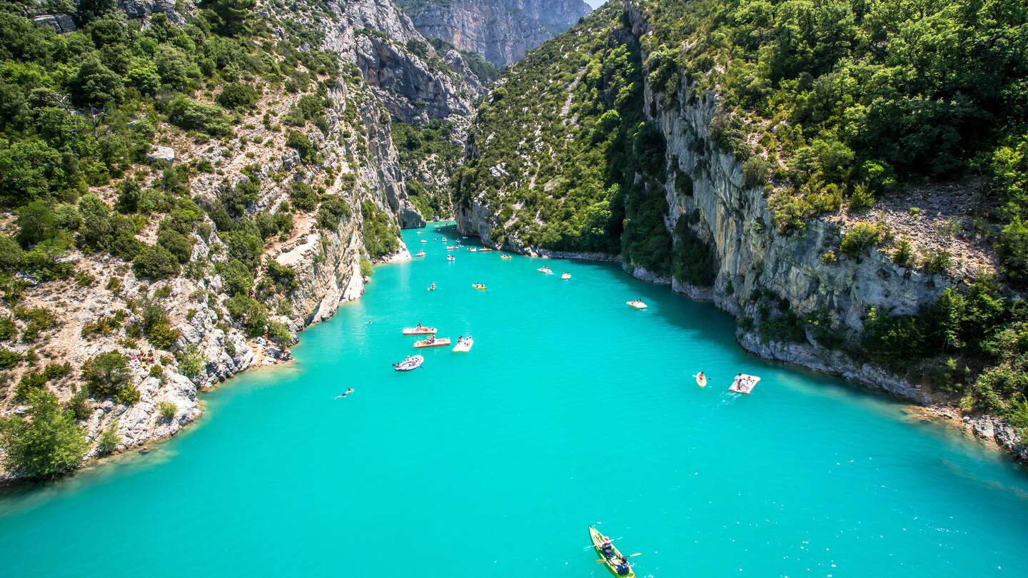 In der Schlucht sind viele Boote zu sehen, das Wasser ist tuerkisblau | © Gettyimages.com/fedevphoto