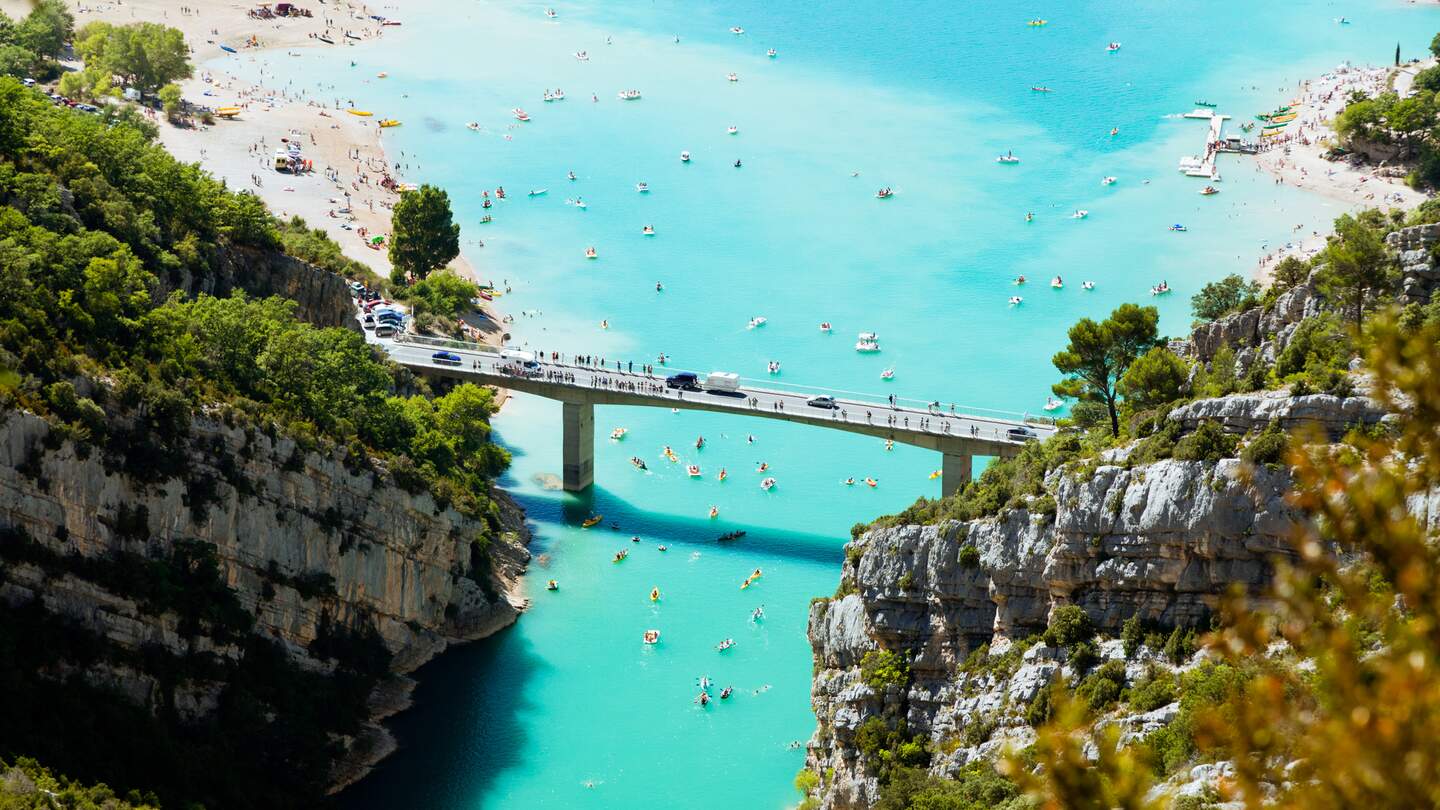 Die Schlucht Verdun mündet in den See St Croix, einer der schönsten in Frankreich | © Gettyimages.com/lightkey