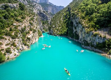 In der Schlucht sind viele Boote zu sehen, das Wasser ist tuerkisblau | © Gettyimages.com/fedevphoto