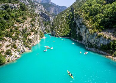 In der Schlucht sind viele Boote zu sehen, das Wasser ist türkisblau | © Gettyimages.com/fedevphoto