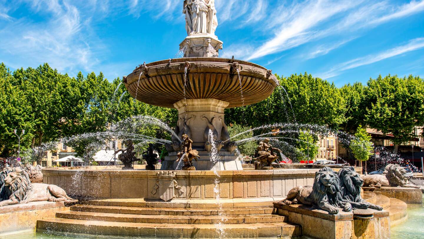 Die Fontain de la Rotonde mit drei Skulpturen von Frauenfiguren, die Gerechtigkeit in Aix-en-Provence in Frankreich präsentieren | © Gettyimages.com/rosshelen