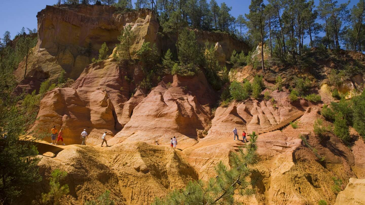 Menschen wandern durch Ockerbruch | © Gettyimages.com/lucynakoch