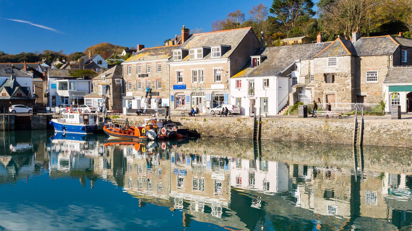 Hafen von Padstow in Cornwall mit Reflexionen der kleinen Boote bei Sonnenschein | © Gettyimages.com/ianwool