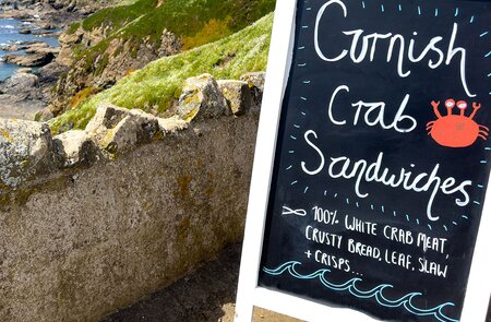 Typische Spezialitaet aus Cornwall das Krabbensandwich | © Gettyimages.com/clubfoto
