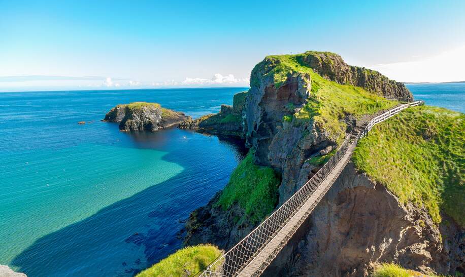 Haengebruecke Carrick-a-Rede an der Kueste von Nordirland bei Sonnenschein | © Gettyimages.com/Lauz83