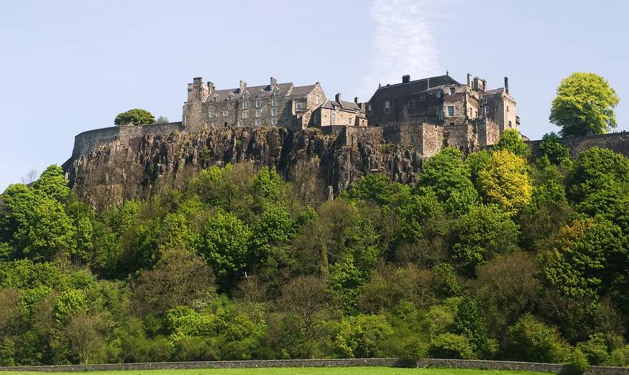 Stirling Castle in Zentralschottland, eine ehemalige koenigliche Residenz auf dem Huegel. | © Gettyimages.com/bmpix