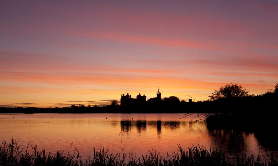 Sonnenaufgang ueber dem Linlithgow Palace, mit dem Linlithgow Loch im Vordergrund. | © Geettyimages.com/empato