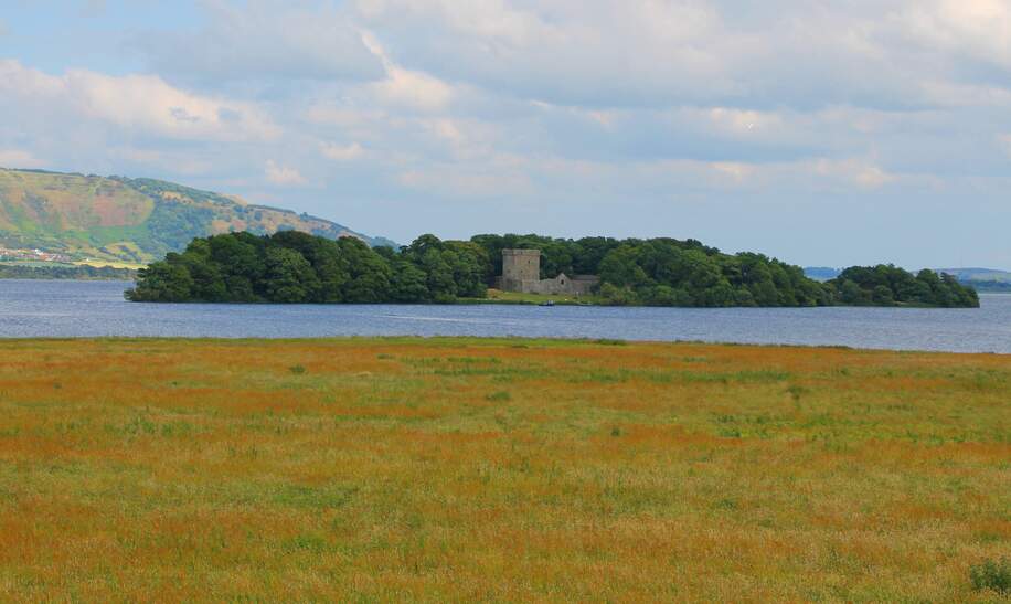 Schoenes Bild von Loch Leven Castle auf einer Insel im Sommer | © Gettyimages.com/rayban34