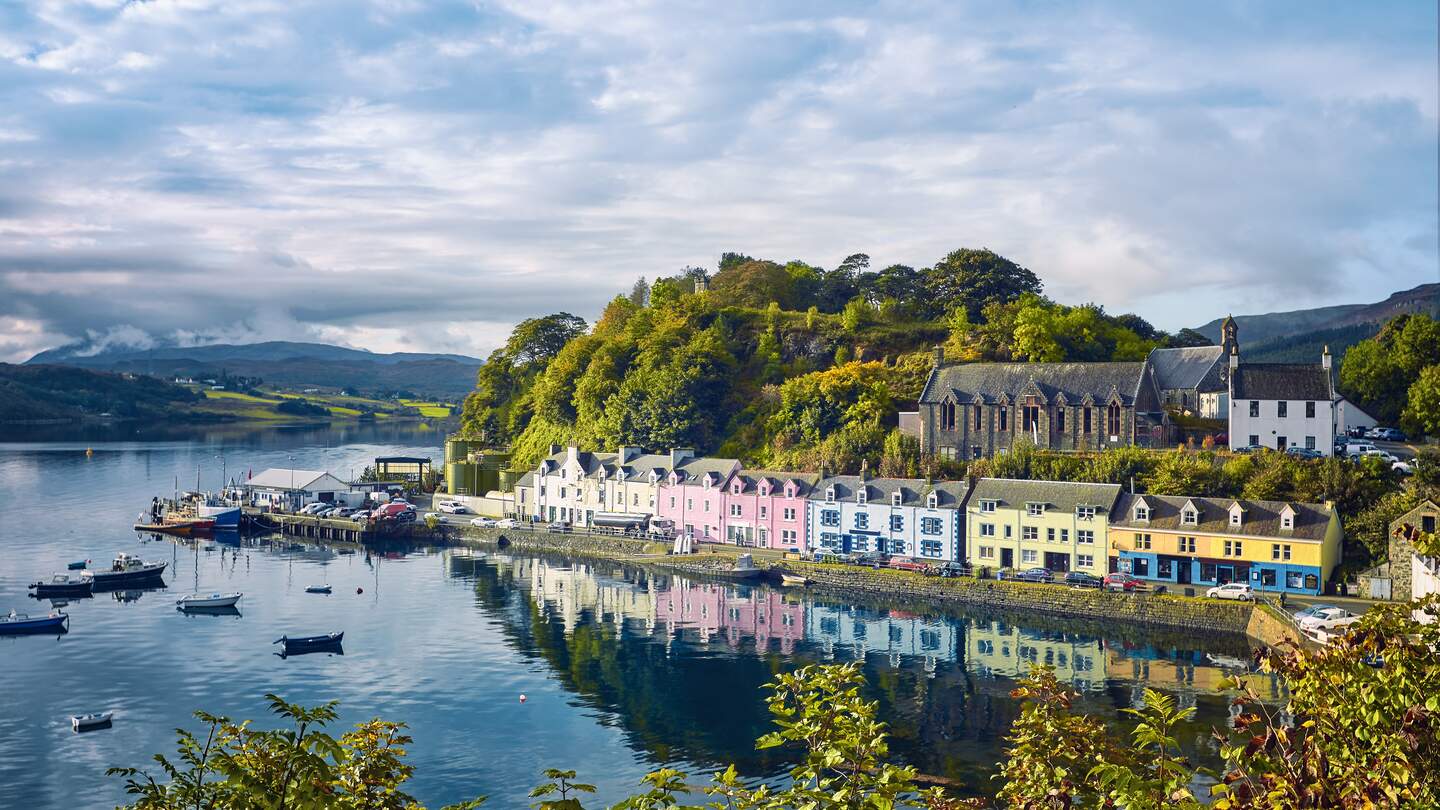 Blick auf bunte Häuser am Hafen von Portree auf der Insel Skye in Schottland | © Gettyimages.com/ASKA