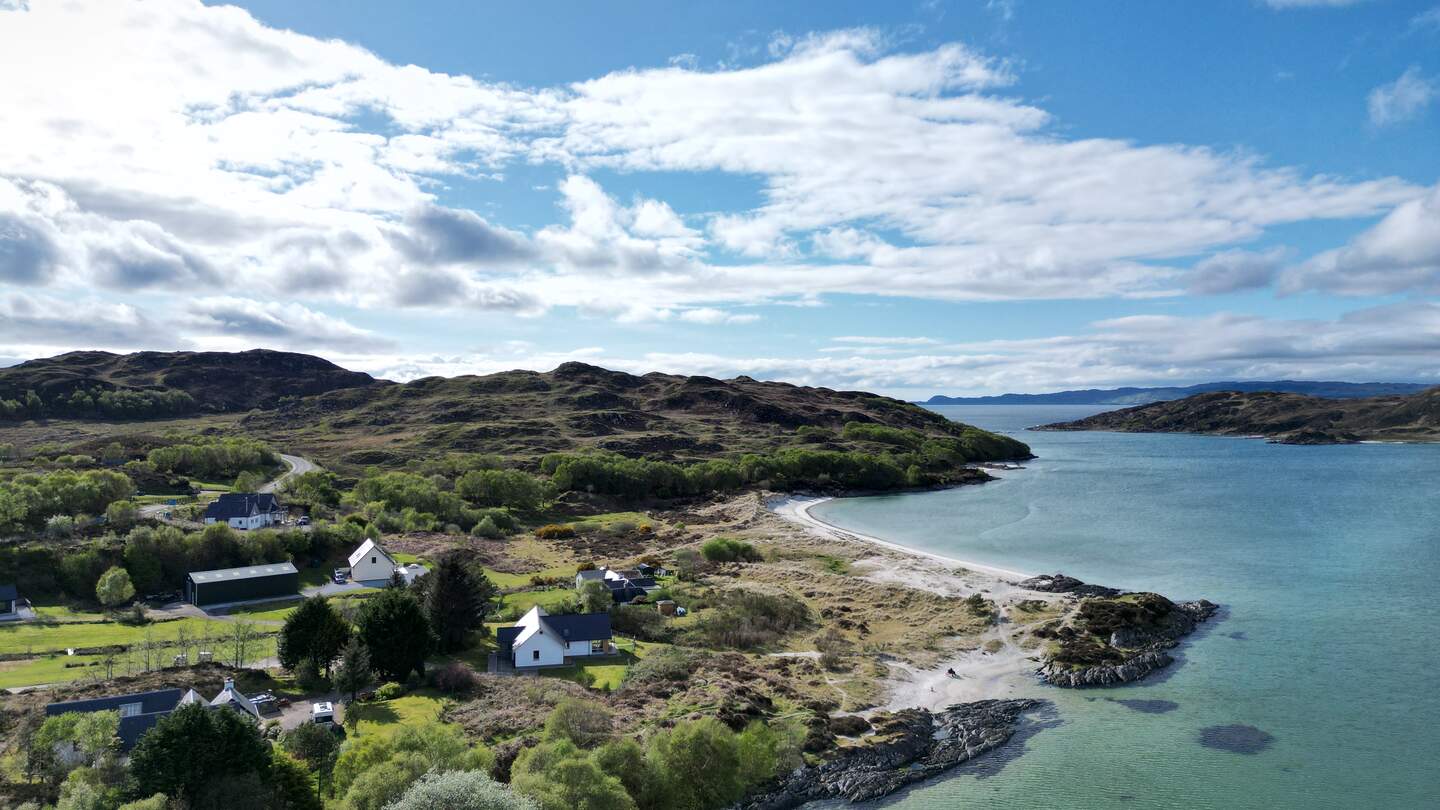 Die weißen Sandstrände und Straßen umgeben die Silver Sands of Morar an der Westküste von Schottland | © GettyImages.com/Natalie Hood