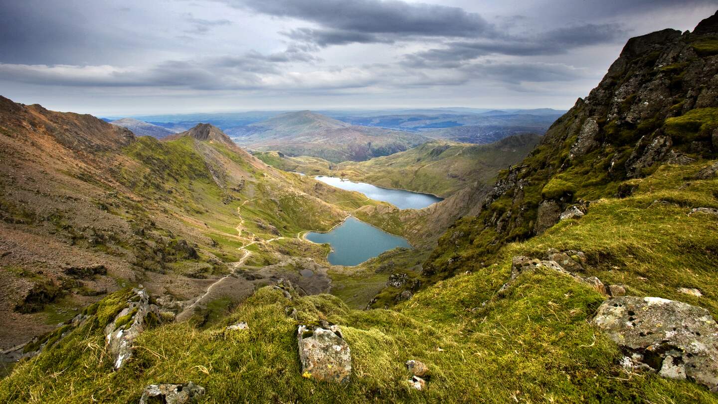 Blick auf kleine Seen und Berge im Snowdonia-Nationalpark bei Wales | © Gettyimages.com/Mark Dean