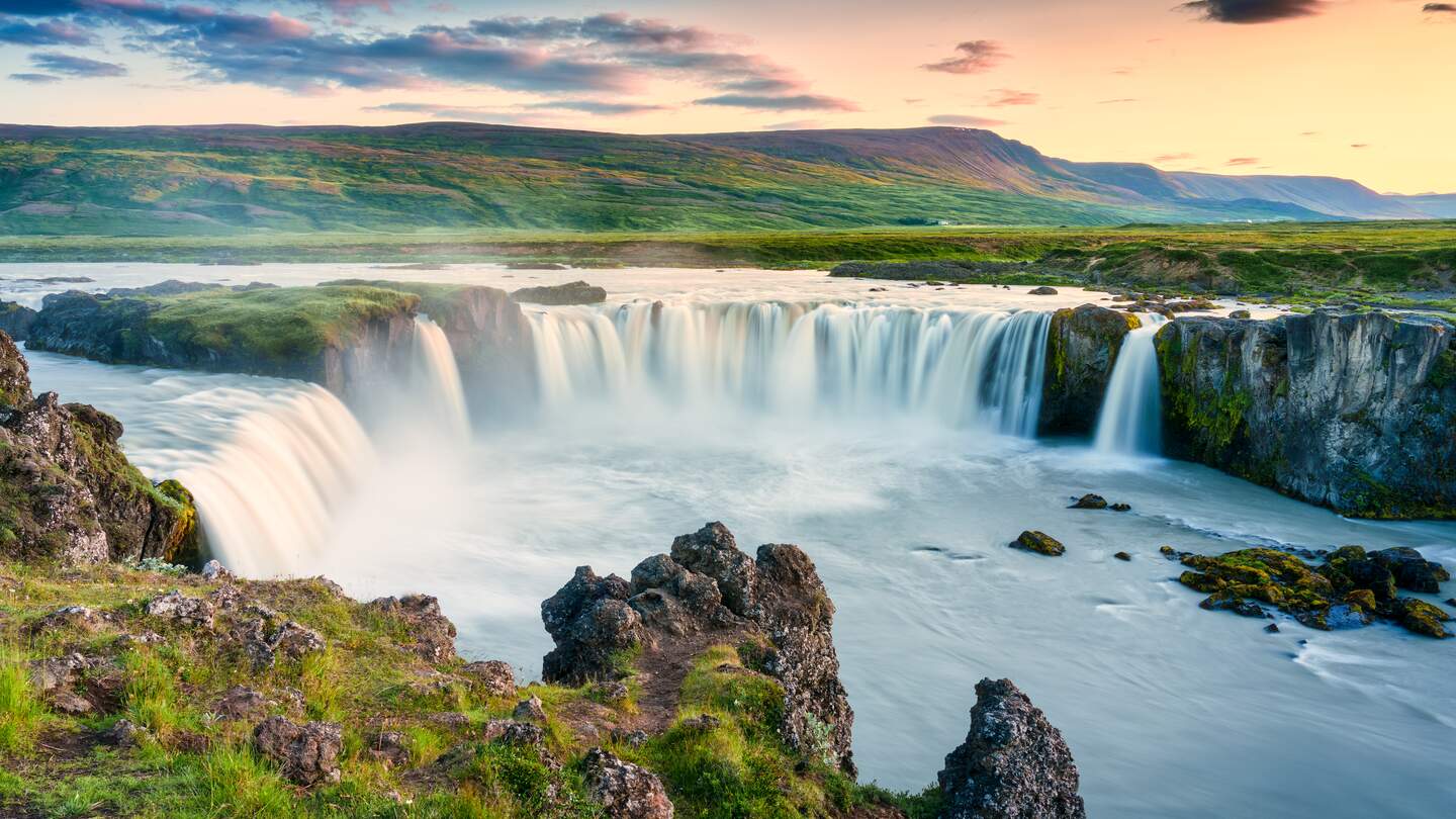 Der sehr bereite und mächtige Godafoss Wasserfall mit einer Kaskade auf Island | © GettyImages.com/Mumemories