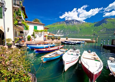 Den Gardasee in der Ortschaft Limone Sul Garda Blick, bunten Booten, Region Lombardei | © Gettyimages.com/xbrchx