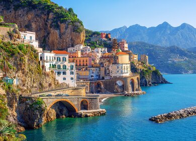 Atrani Stadt von Amalfi am schoenen Mittelmeer Amalfikueste, Neapel, Italien | © gettyimages.com/xantana