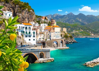 Morgendlicher Blick auf das Stadtbild von Amalfi an der Kueste des Mittelmeers, Italien | ©  Gettyimages.com/Aleh Varanishcha