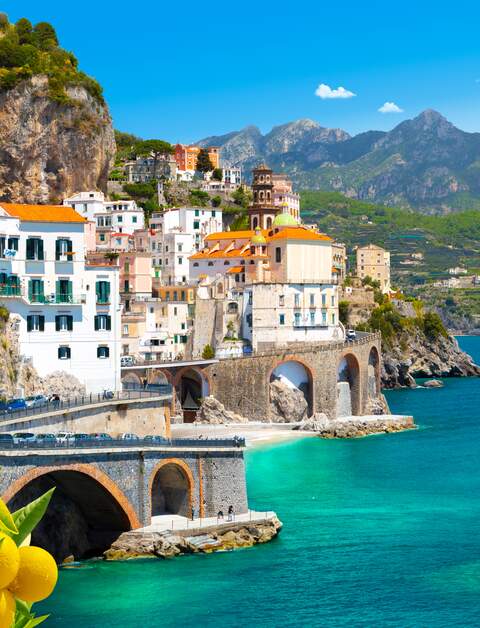Morgendlicher Blick auf das Stadtbild von Amalfi an der Kueste des Mittelmeers, Italien | ©  Gettyimages.com/Aleh Varanishcha