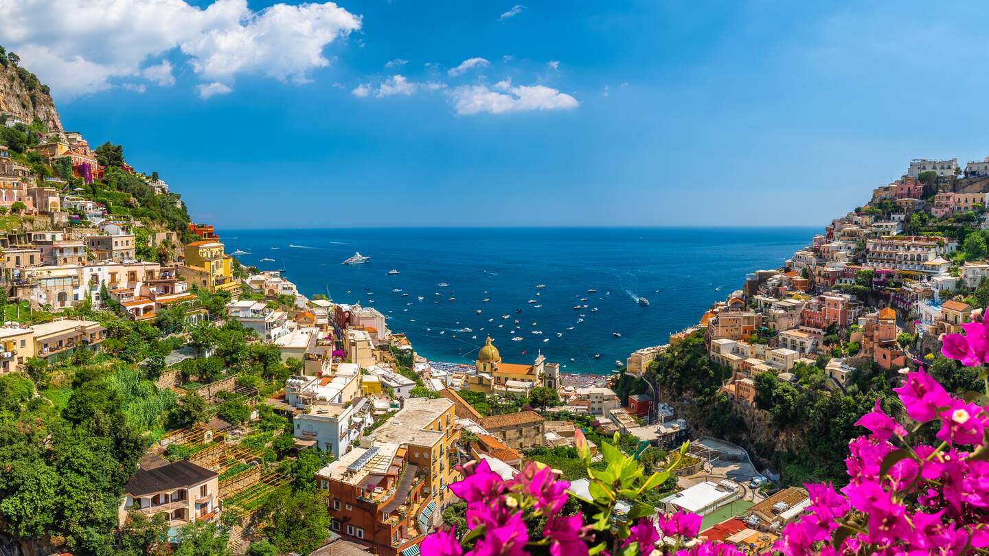 Blick ueber die Stadt Positano auf das Mittelmeer | © Blick ueber die im Tal gelegene Stadt Positano auf das Mittelmeer im Sommer