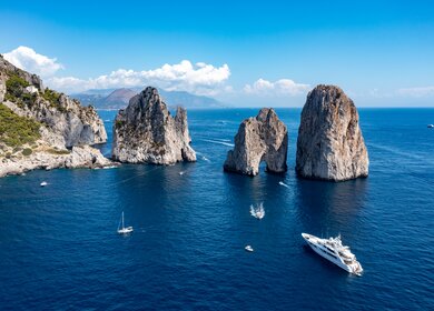 Die Insel Capri an der Amalfikueste in Italien, an einem schoenen Sommertag | © Gettyimages.com/demerzel21