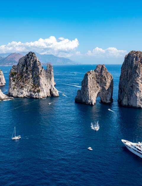 Die Insel Capri an der Amalfikueste in Italien, an einem schoenen Sommertag | © Gettyimages.com/demerzel21