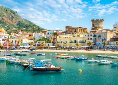 Hafen von Forio auf der Insel Ischia in Kampanien mit gutem Wetter | © Gettyimages.com/Balate Dorin