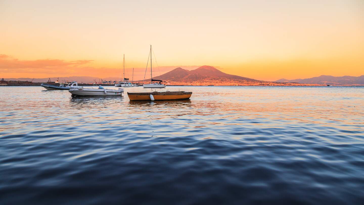 Blick auf den Vulkan Vesuv von Neapel, Italien. Goldene Stunde, Sonnenuntergang. | © Gettyimagrs.com/maximmorales