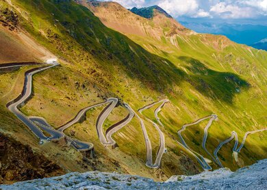 Malerischer Stilfserjoch-Pass. Italienische Bergpass Strasse Landschaft. | © Gettyimages.com/welcomia