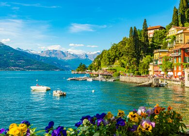 Das Dorf Varenna am Comer See wurde an einem Sommertag fotografiert. | © Gettyimages.com/danielemezzadri