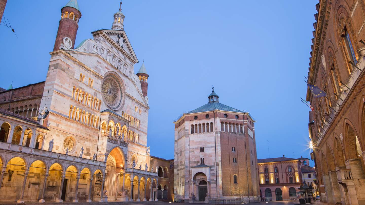 Cremona - Die Kathedrale Mariä Himmelfahrt und das Baptisterium in der Abenddämmerung. | © Gettyimages.com/sedmak