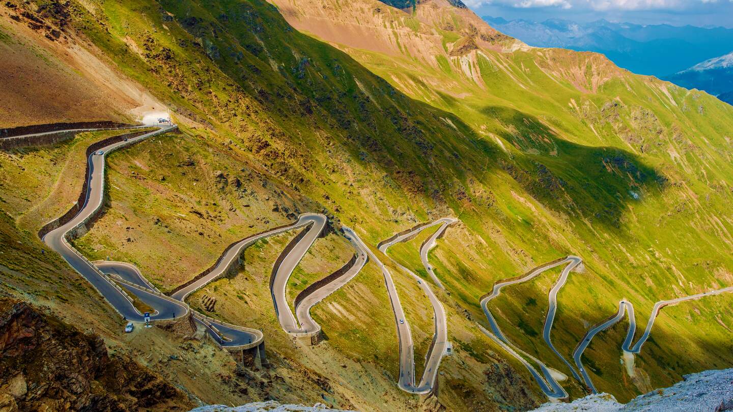 Malerischer Stilfserjoch-Pass. Italienische Bergpass Straße Landschaft. | © Gettyimages.com/welcomia