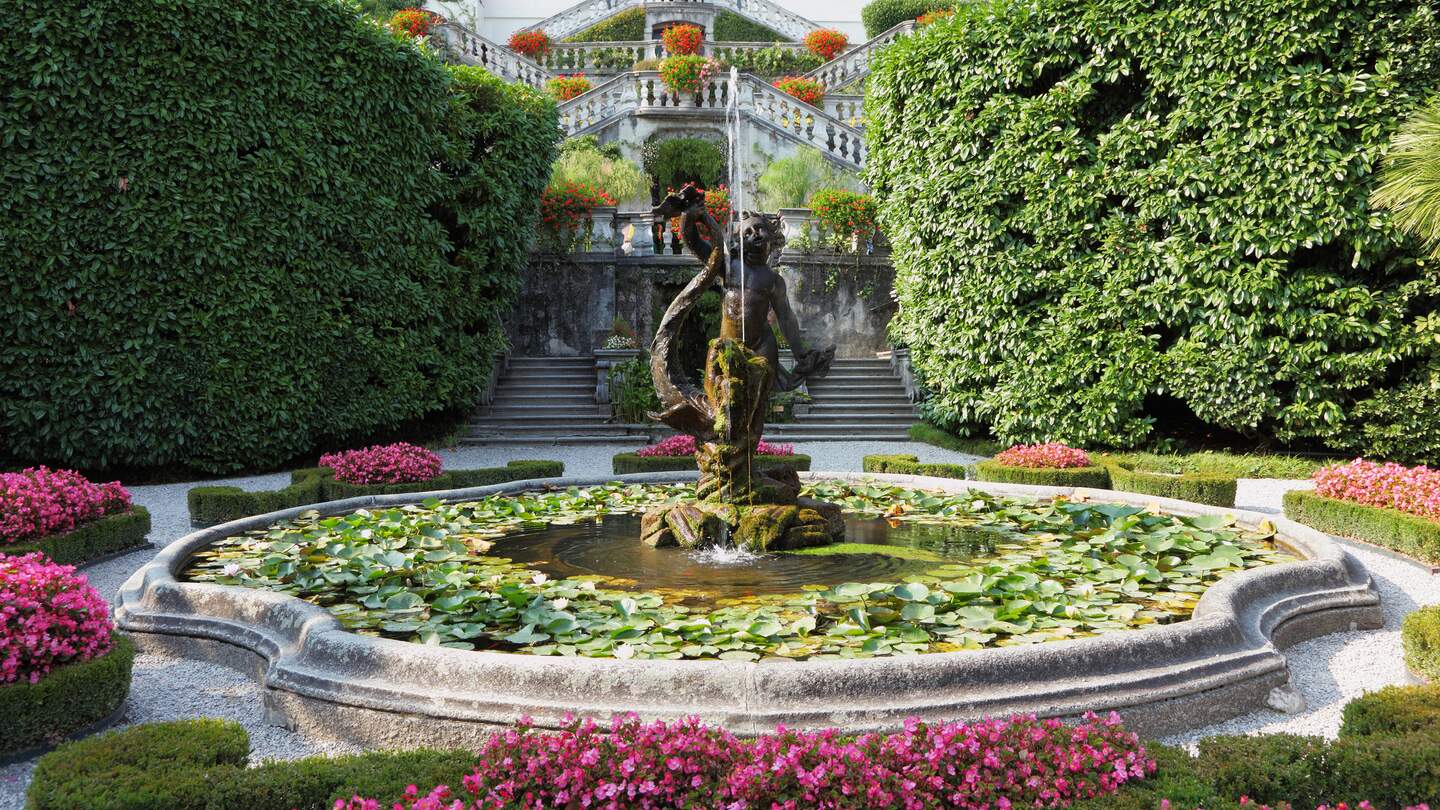 Prächtiger Park mit Springbrunnen, Statuen und Blumenbeeten. Comer See, Villa Carlotta | © Gettyimages.com/kavram