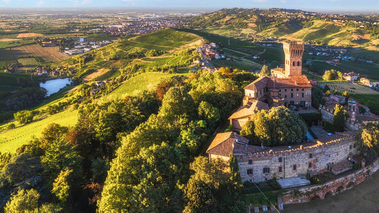 Luftaufnahme der Festung Cigognola mit seinem Weinberg | © Gettyimages.com/fedevphoto