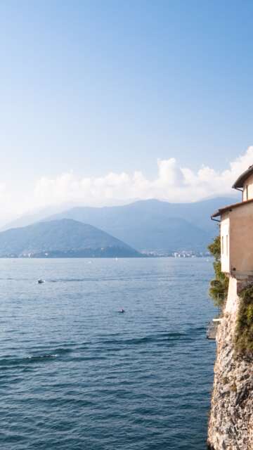 Lago Maggiore, Kloster Santa Caterina del Sasso, Blick auf den See | © Gettyimages.com/oliale72