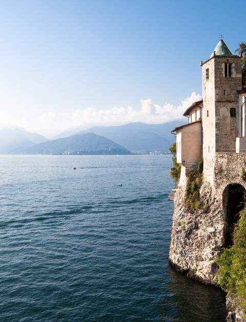 Lago Maggiore, Kloster Santa Caterina del Sasso, Blick auf den See | © Gettyimages.com/oliale72
