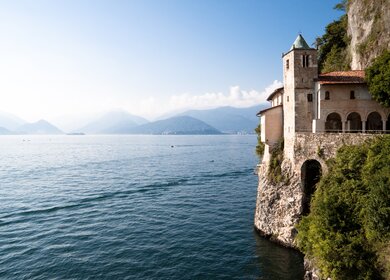 Lago Maggiore, Kloster Santa Caterina del Sasso, Blick auf den See | © Gettyimages.com/oliale72