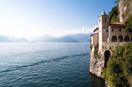 Lago Maggiore, Kloster Santa Caterina del Sasso, Blick auf den See | © Gettyimages.com/oliale72