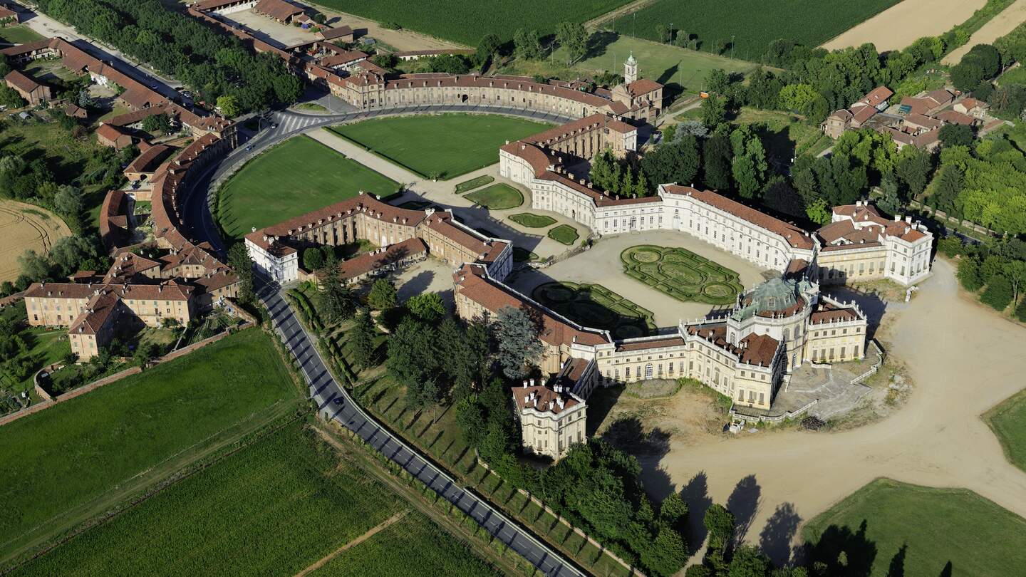 Stupinigi royal palace, Luftaufnahme des italienischen barocker Architektur | © Gettyimages.com/darioegidi